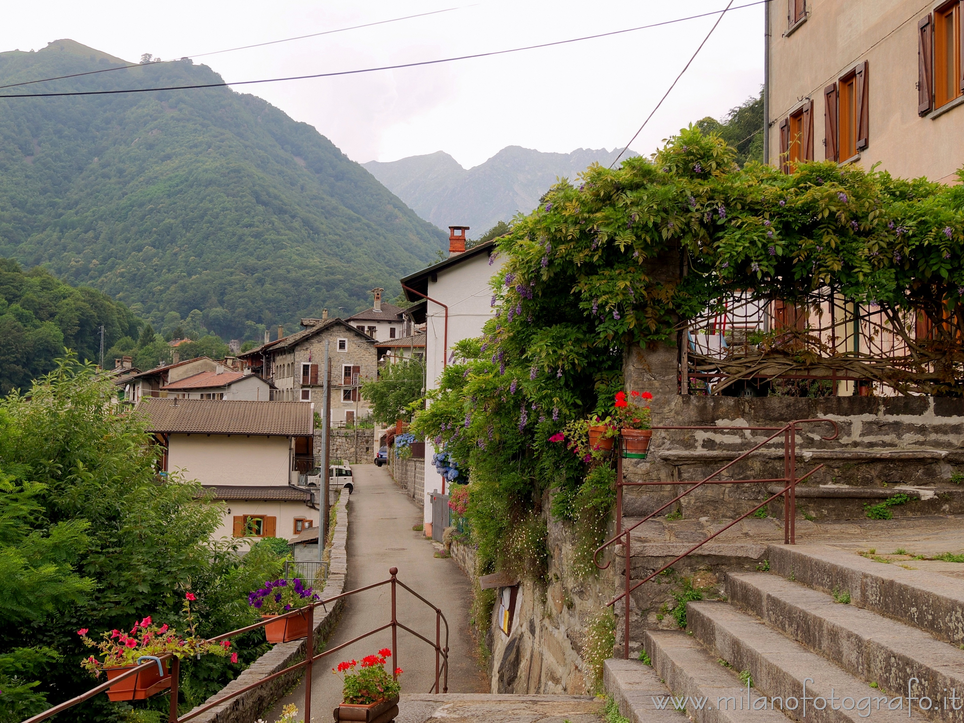 Valmosca frazione di Campiglia Cervo (Biella) - Il borgo visto dalla scalinata della chiesa